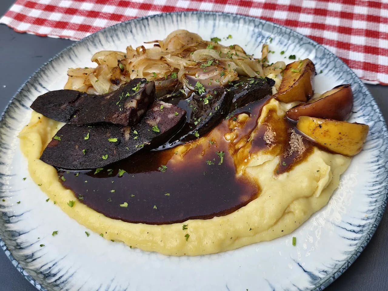 Himmel und Erde: What to Know About Germany's Apple Dish