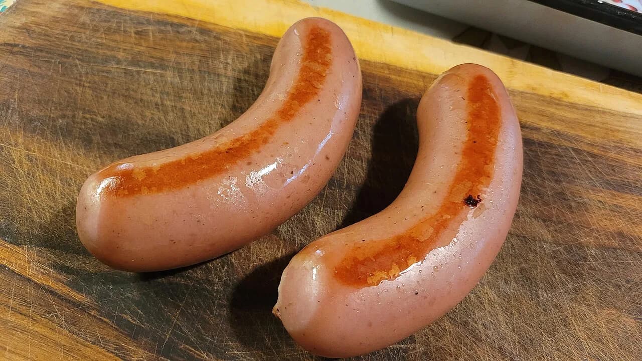 Knockwurst vs Bratwurst: What This German Sausage Is and How to Eat