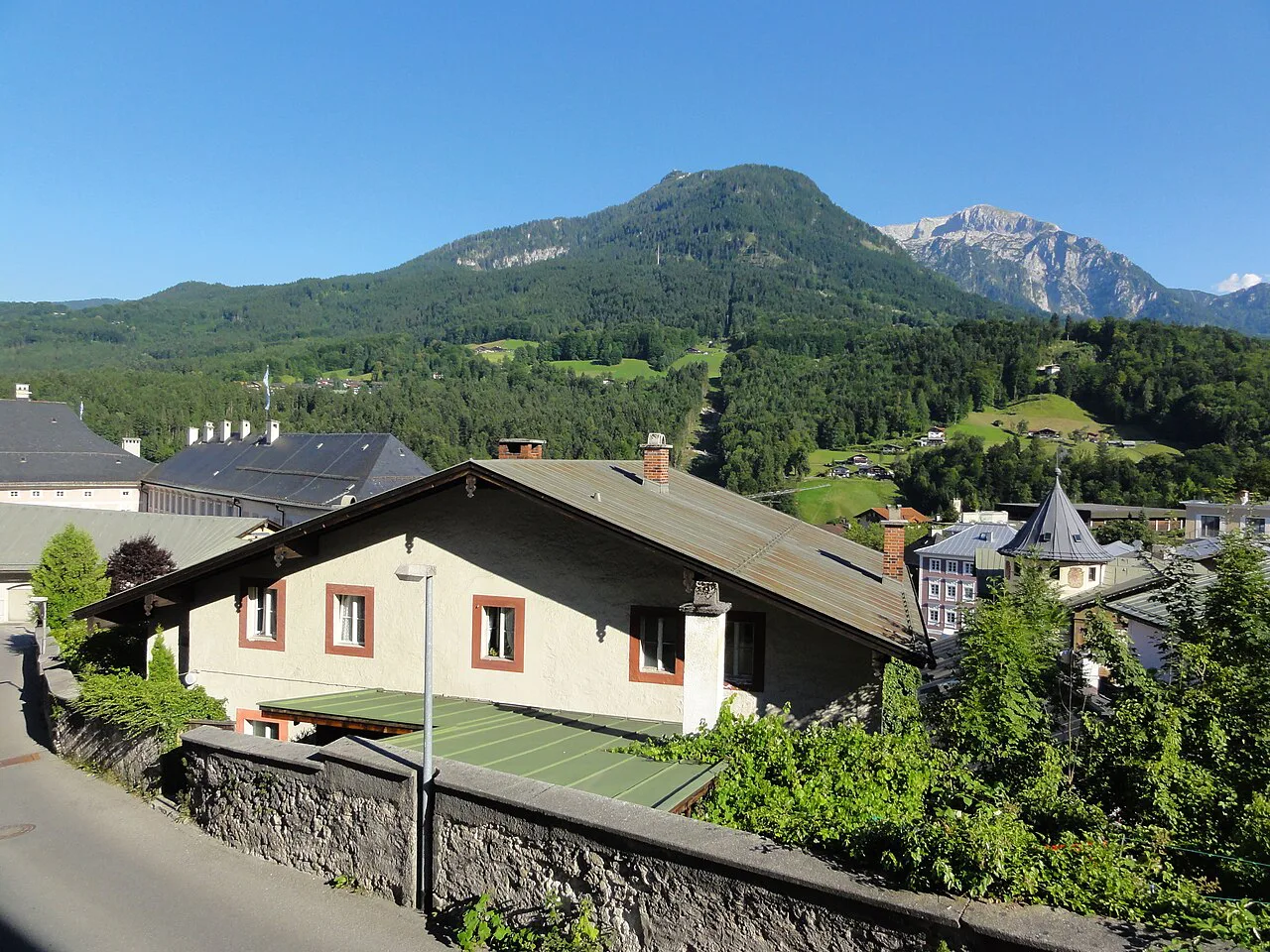 Berchtesgaden old town houses with the Alps behind, Berchtesgaden.