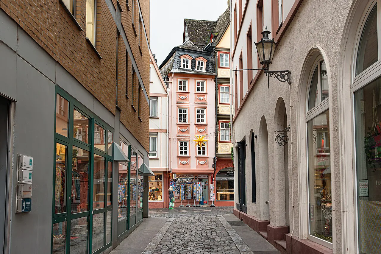 A narrow lane in the old town of Mainz.