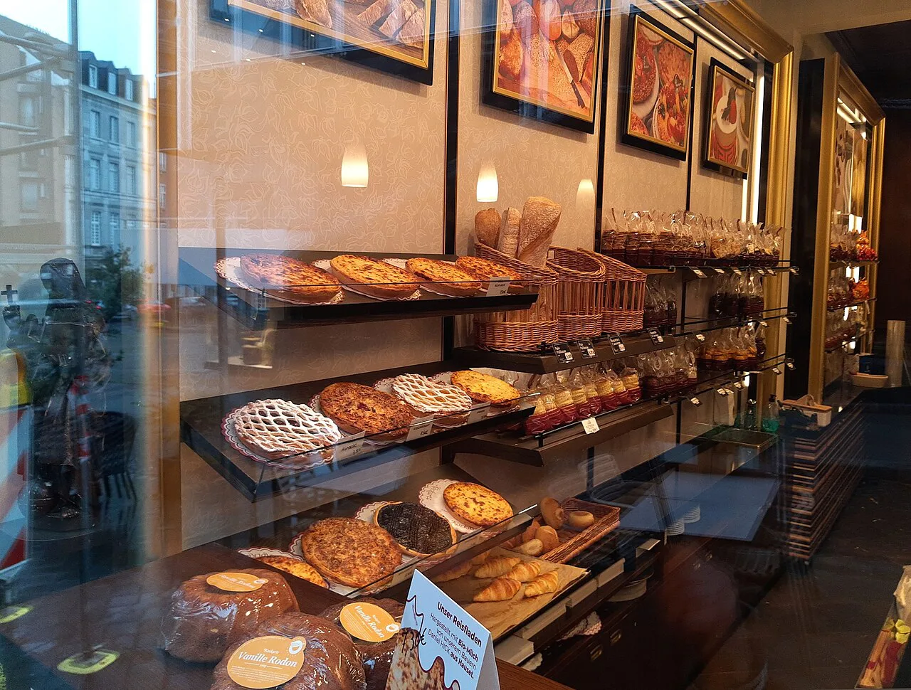 Display of Fladen and pastries at Café Daele, Aachen.
