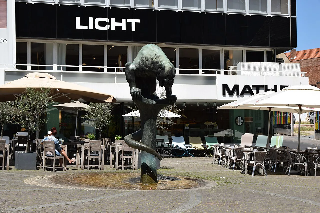 Café terraces around the Bahkauv fountain in Aachen.