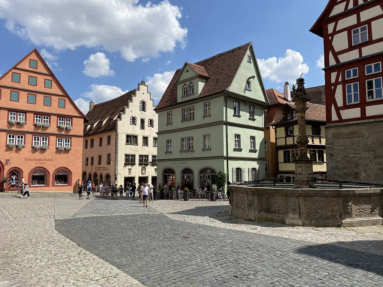 Half-timbered houses and fountain on the market square, Rothenburg ob der Tauber.