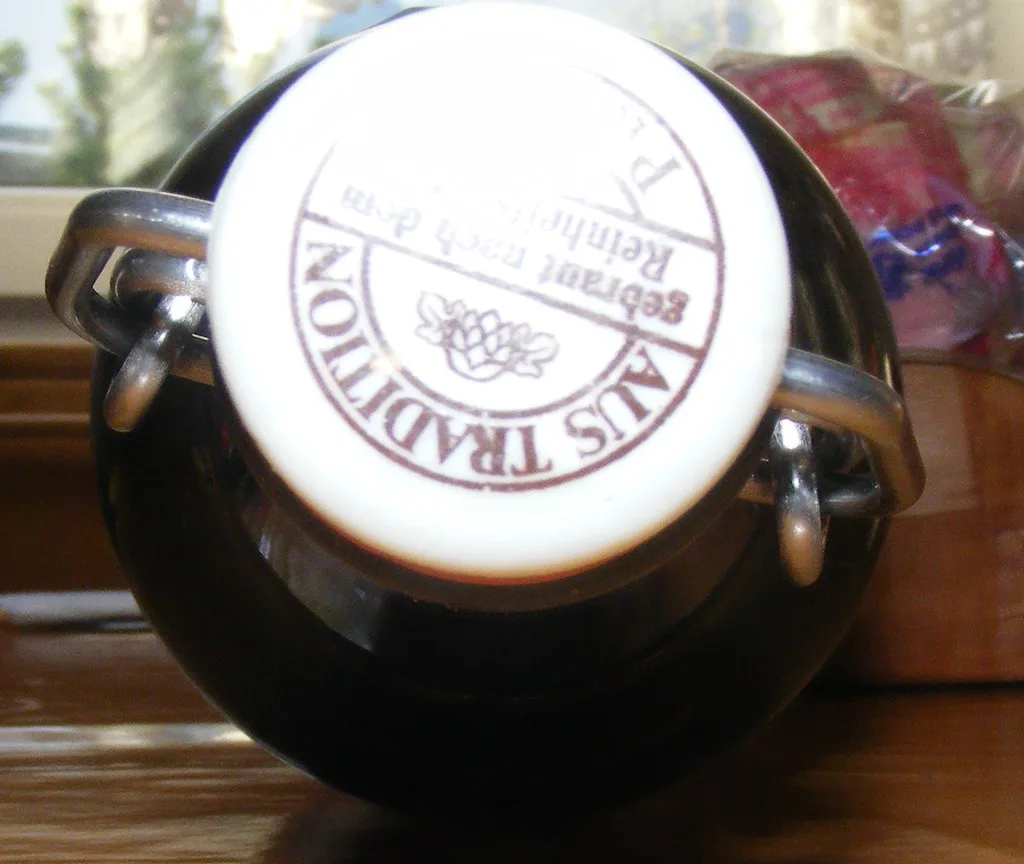 A swing-top bottle of Ahornberger Maibock.