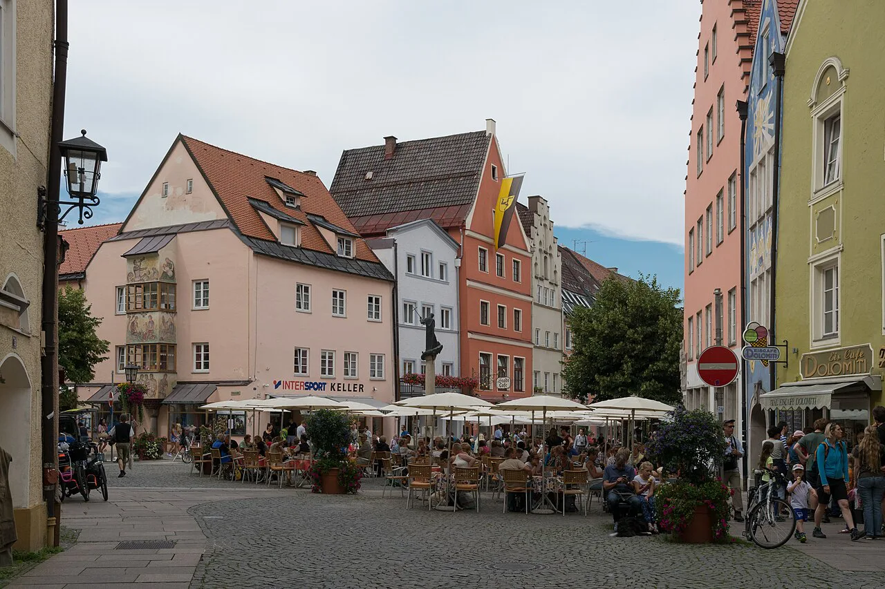 Outdoor café tables on an old-town street in Füssen.