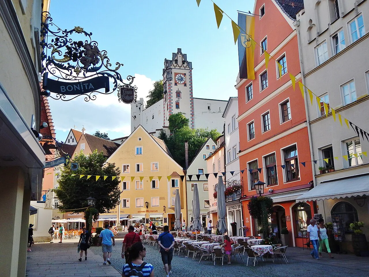 Reichenstraße with café terraces and the High Castle behind, Füssen.