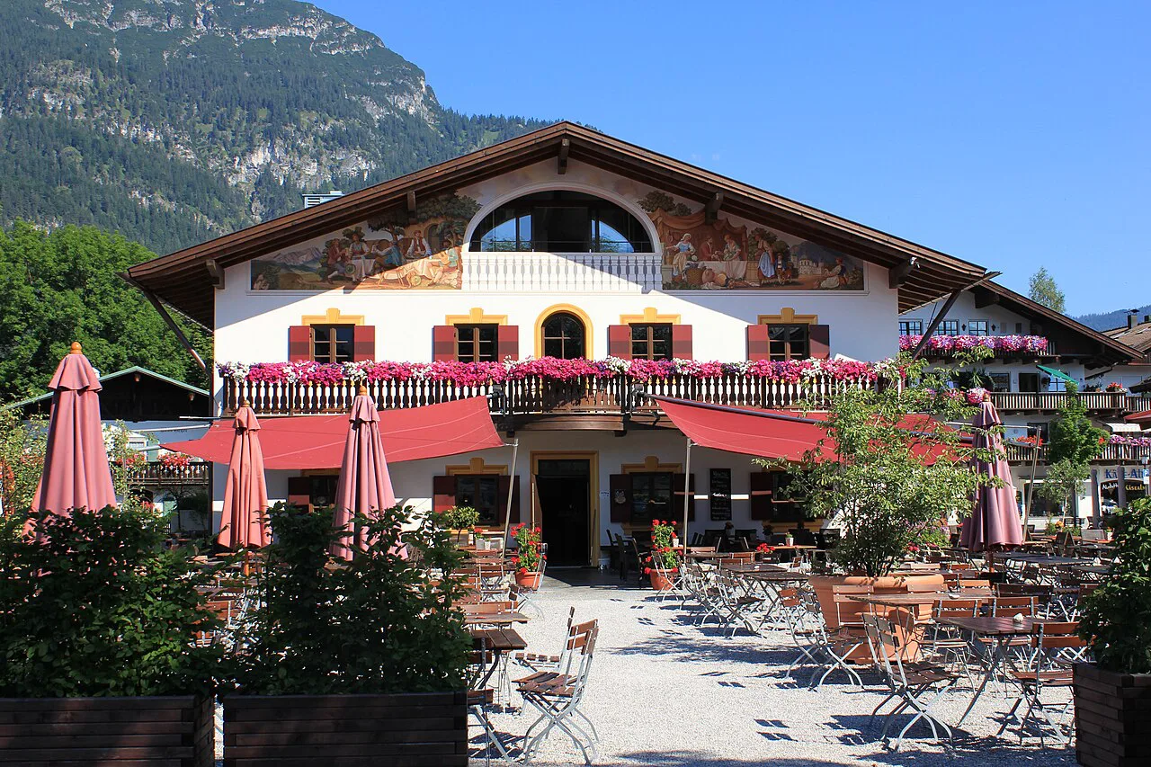 Wirtshaus Schmankerlmarkt with its terrace on Mohrenplatz, Garmisch-Partenkirchen.