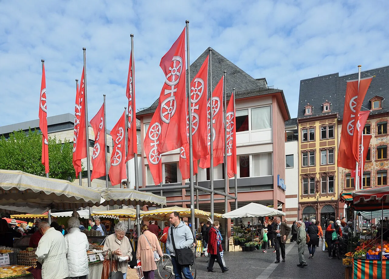 Market day on the Markt by the Höfchen, Mainz.