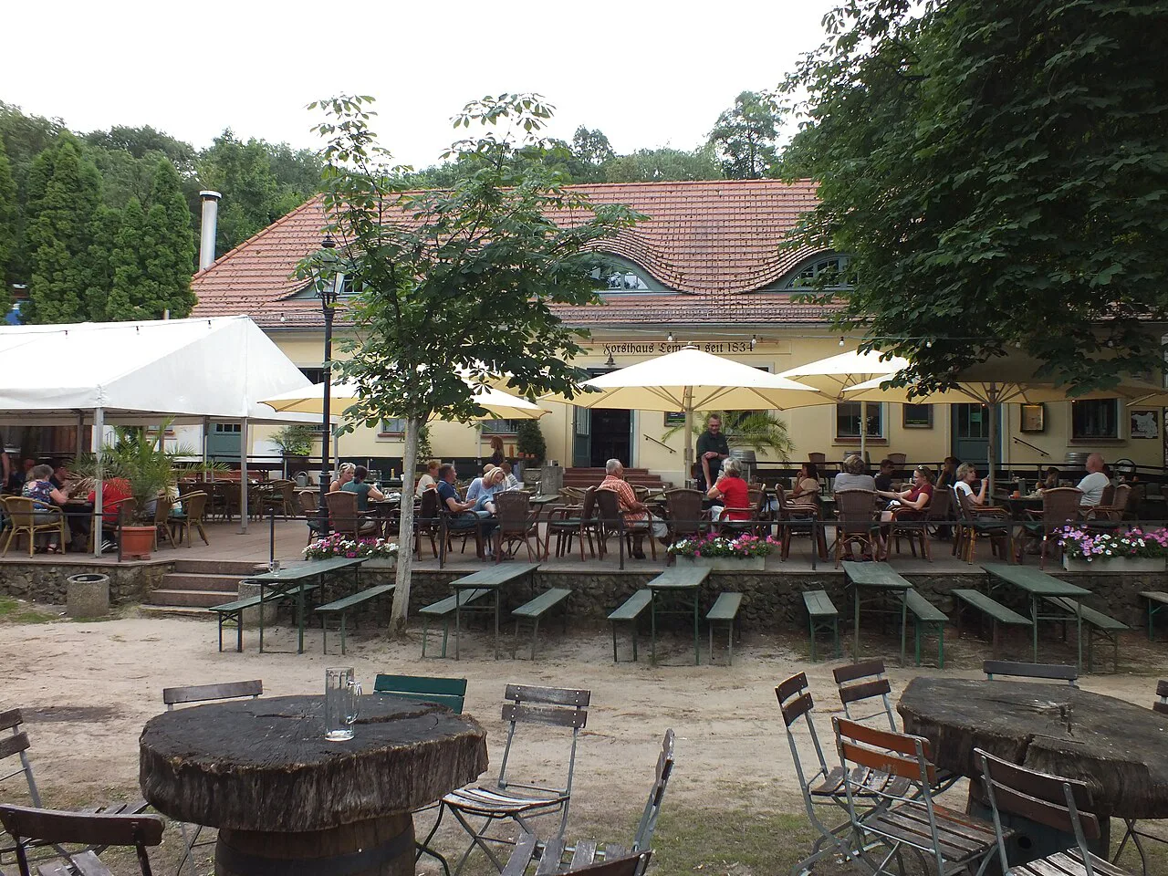 Beer garden of the Braumanufaktur Forsthaus Templin brewery, Potsdam.