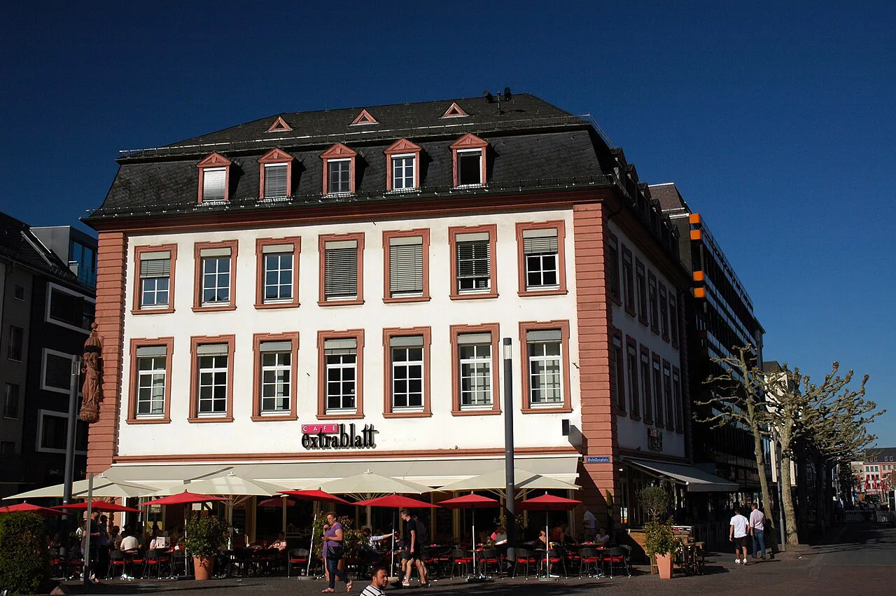 Café Extrablatt and its terrace on Schillerplatz, Mainz.
