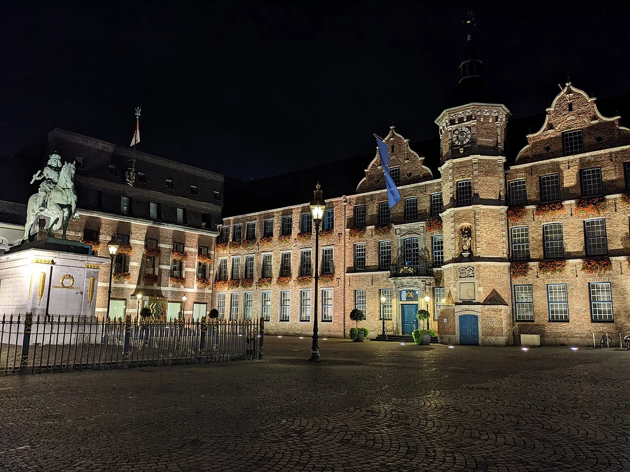 Düsseldorf's Marktplatz and town hall at night in the old town.