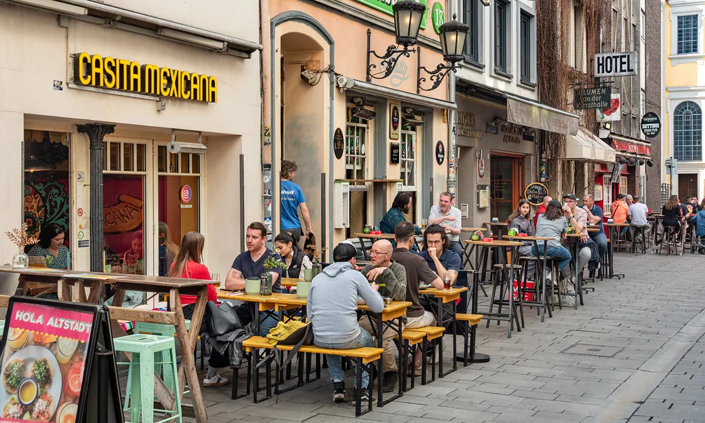 Outdoor restaurant tables on Hunsrückenstraße, Düsseldorf.