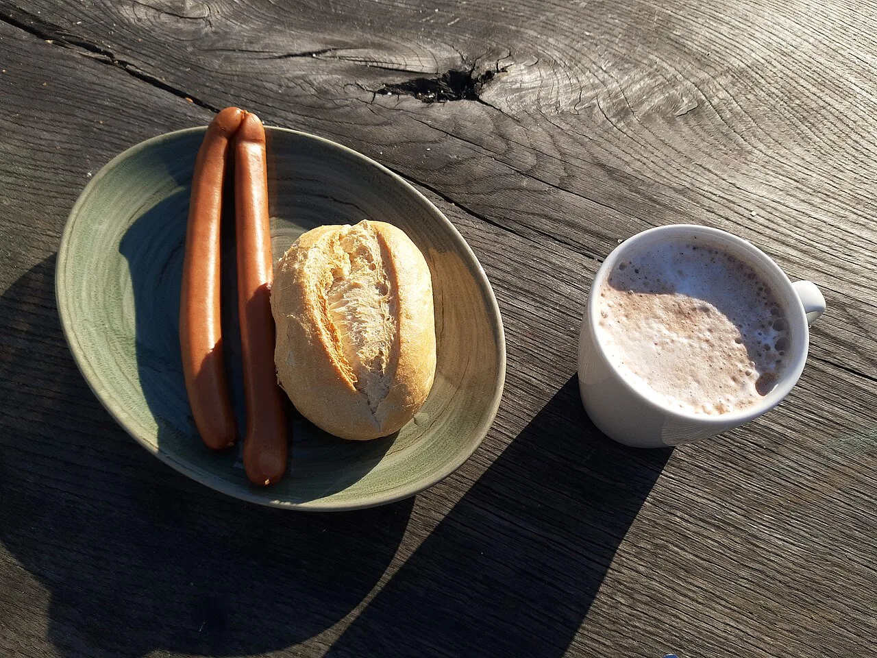 Frankfurter sausages with a bread roll and hot chocolate on the Großer Feldberg.