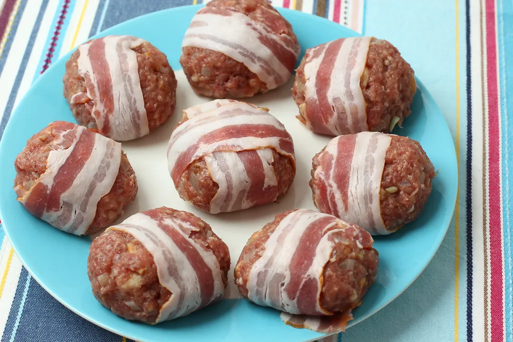 Bacon-wrapped frikadellen ready for the pan.
