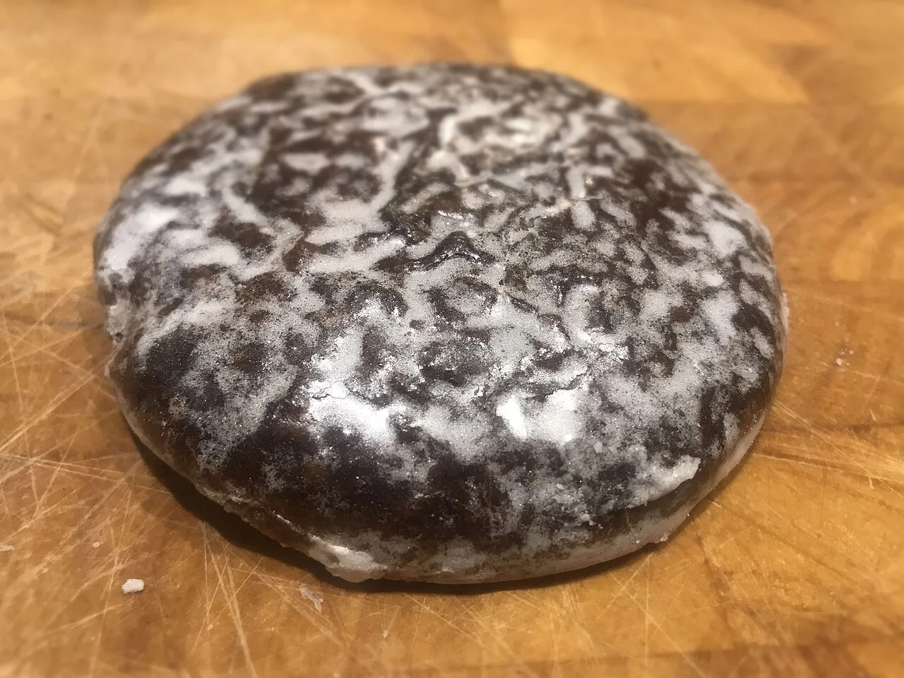 A single Nuremberg Lebkuchen with a white sugar glaze.