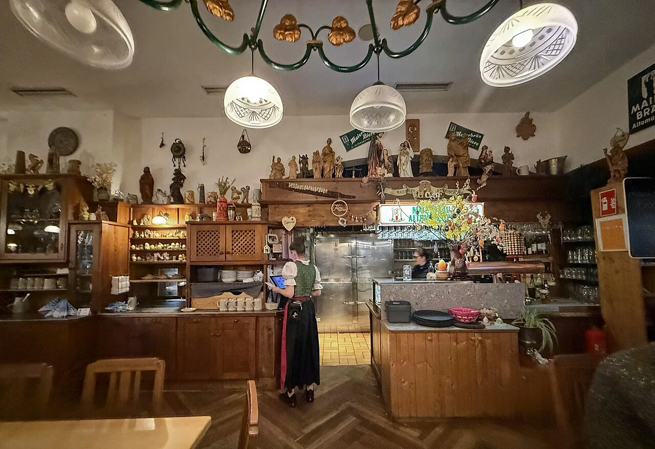 The dining room of the Gasthaus Zum Brünnstein.