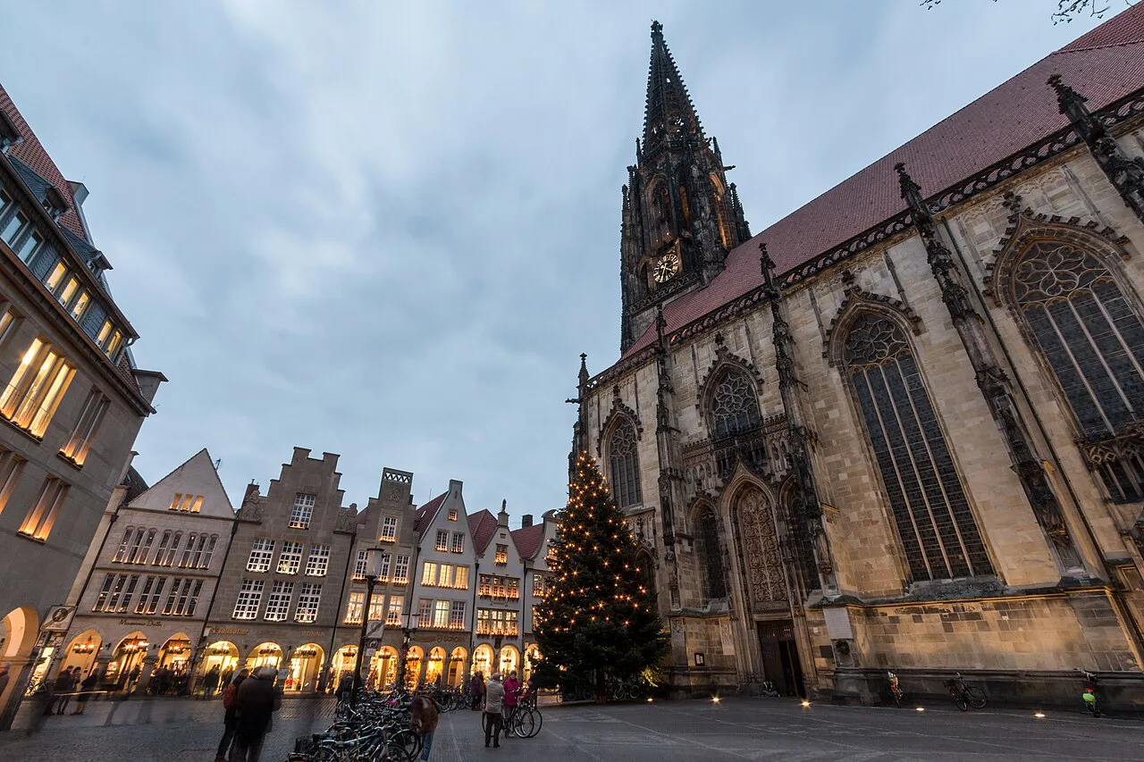 St. Lamberti Church beside the gabled houses of the Prinzipalmarkt, Münster.