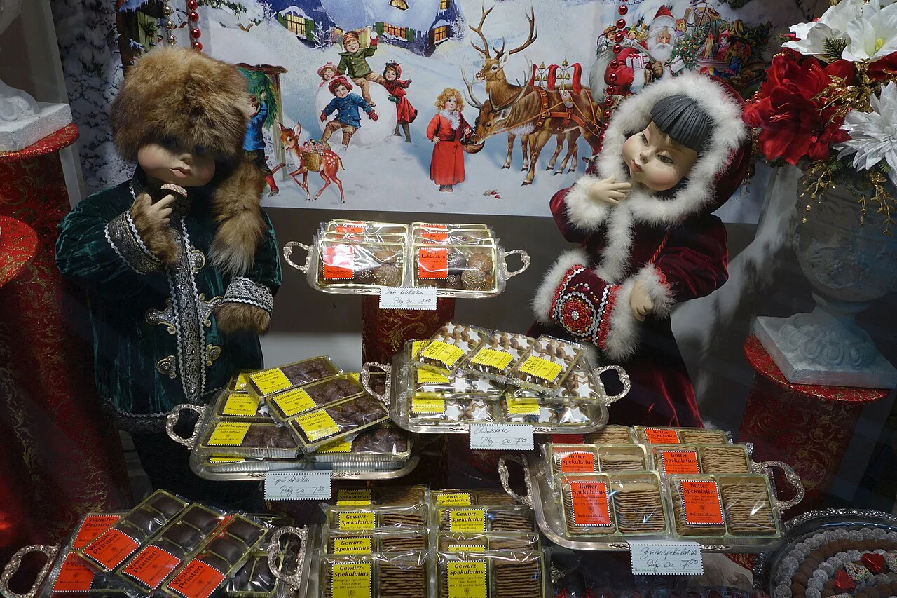 Advent window display of chocolates at Café Heinemann, Düsseldorf.