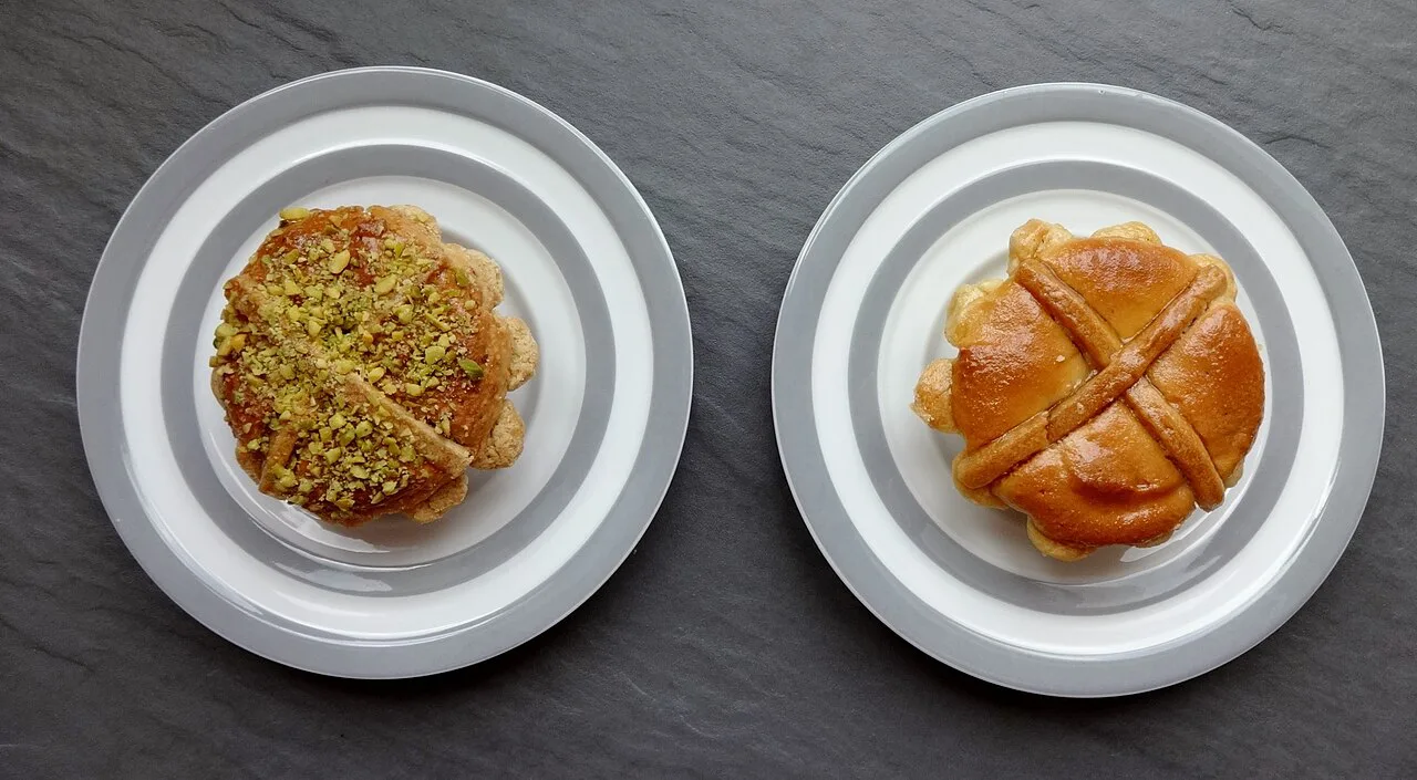A pistachio Leipziger Lerche beside a classic Leipziger Lerche.