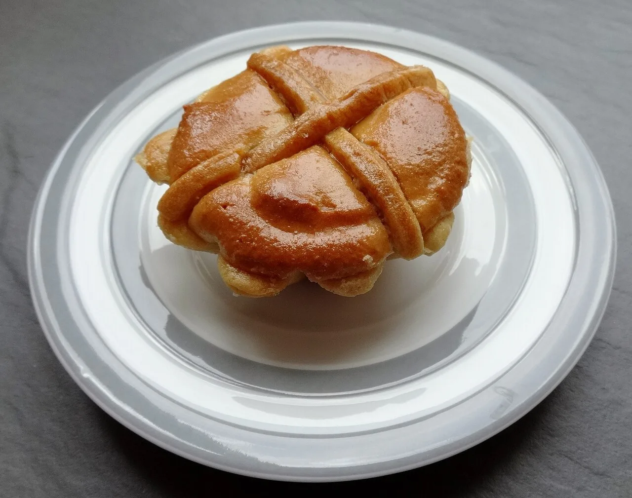 A classic Leipziger Lerche pastry on a plate.