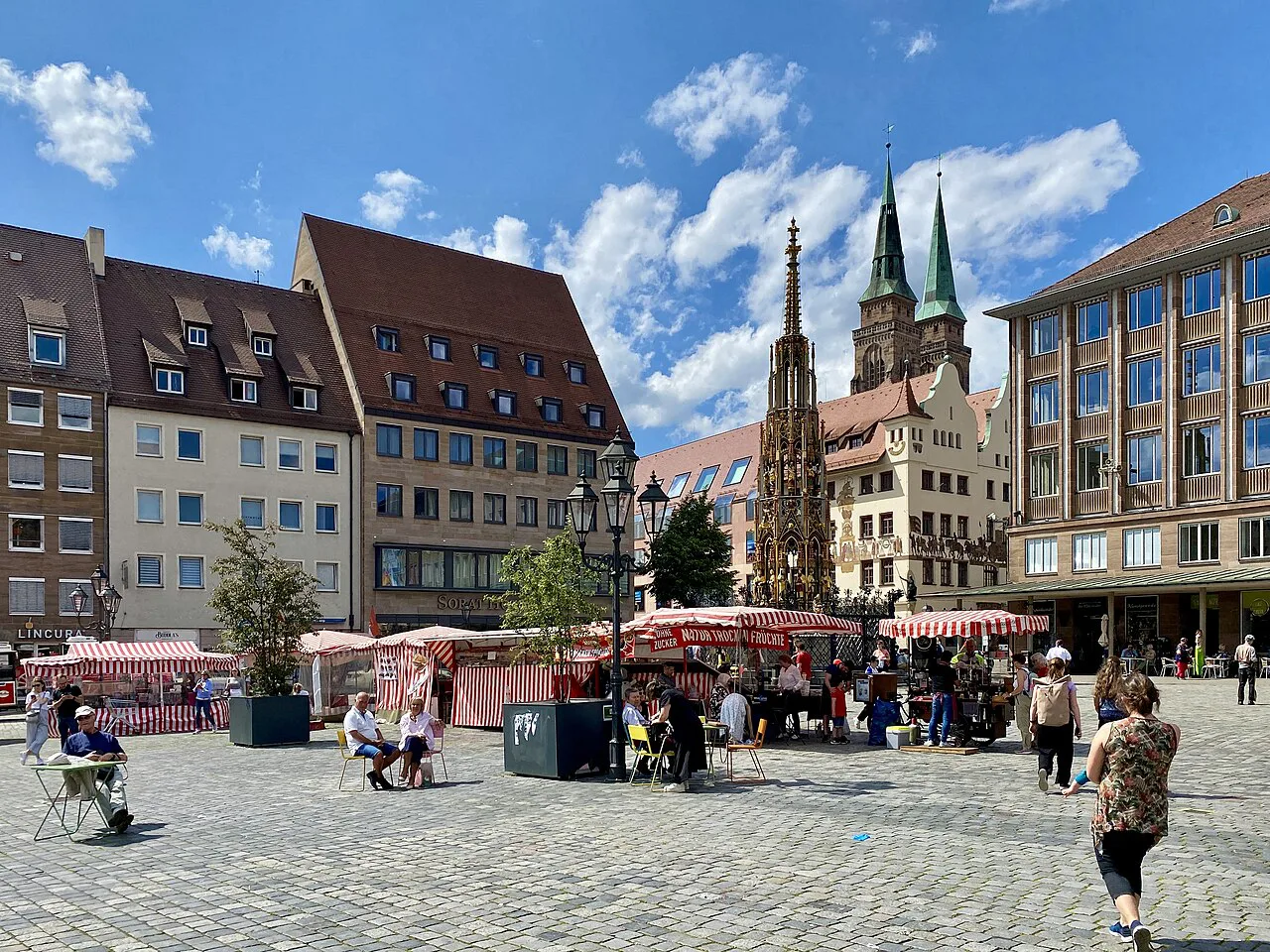 Weekly market by the Schöner Brunnen on the Hauptmarkt, Nuremberg.