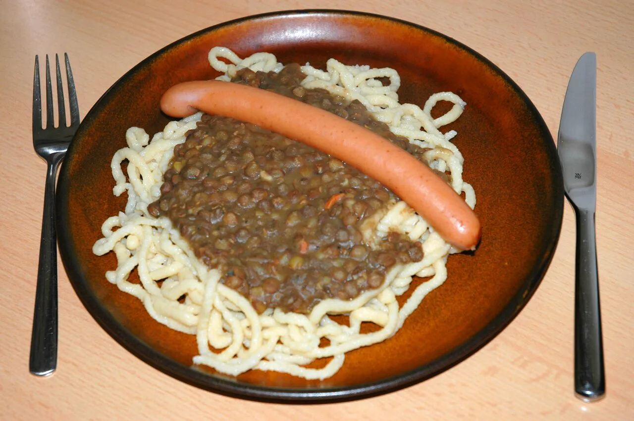 Lentils with Spätzle and a sausage, a Swabian classic.