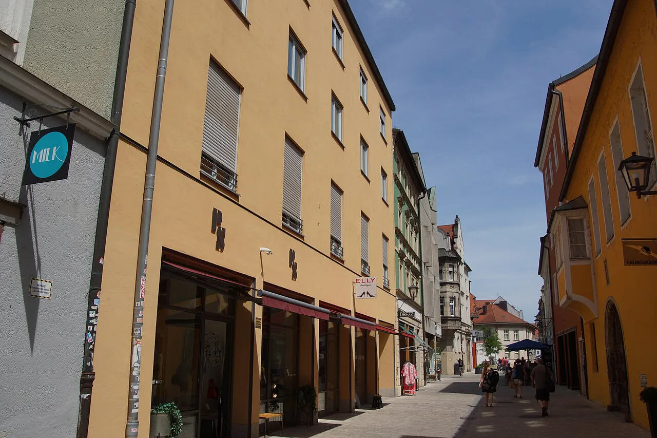 Schwarze-Bären-Straße in Regensburg's old town.