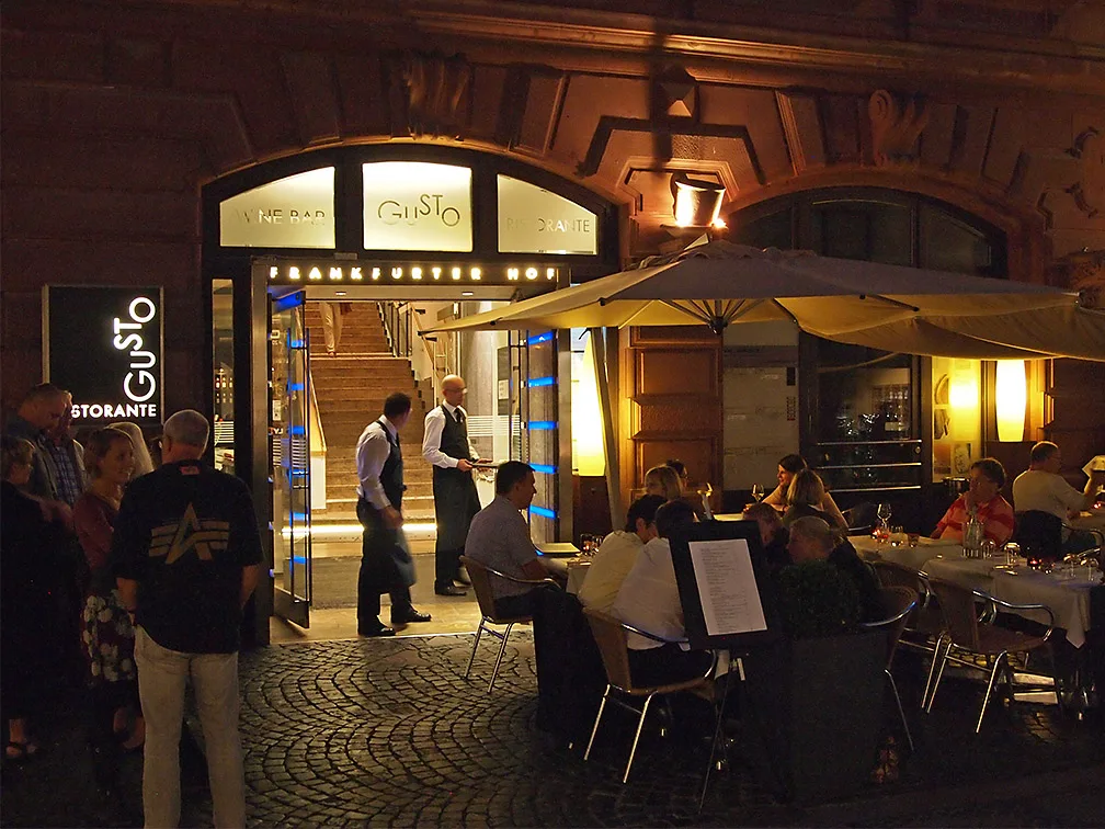 Evening diners at Restaurant Gusto by the Frankfurter Hof portal in Mainz's old town.