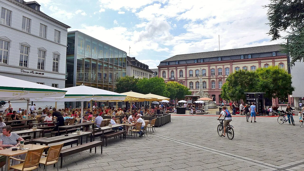 Outdoor dining tables on the Kornmarkt square, Trier.