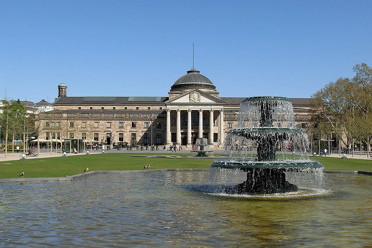 The Kurhaus Wiesbaden behind the Bowling Green fountain, Wiesbaden.