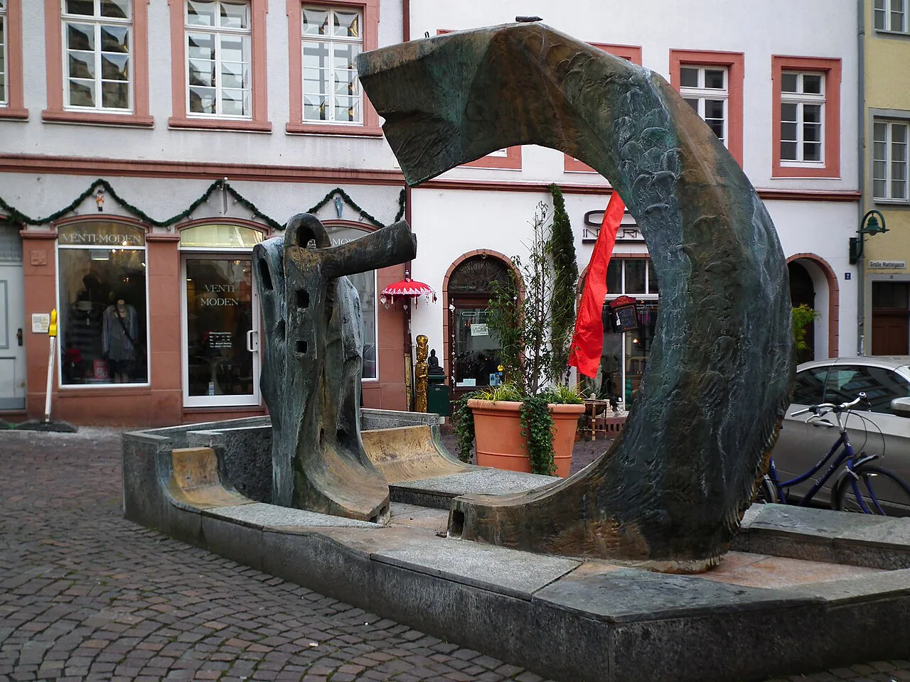 The Sume fountain on Heumarkt in Heidelberg's old town.